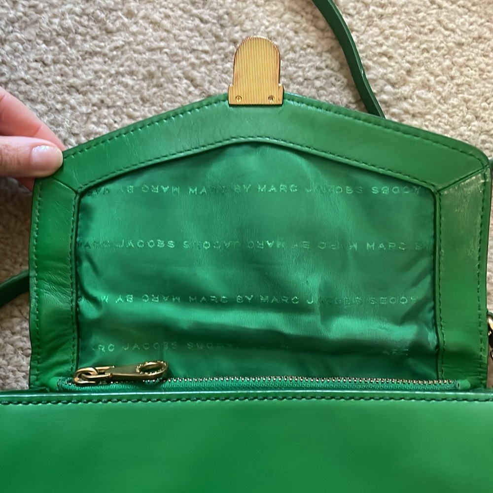 Marc Jacobs Emerald Green Leather Crossbody Bag with Gold Hardware - Picture 8 of 10